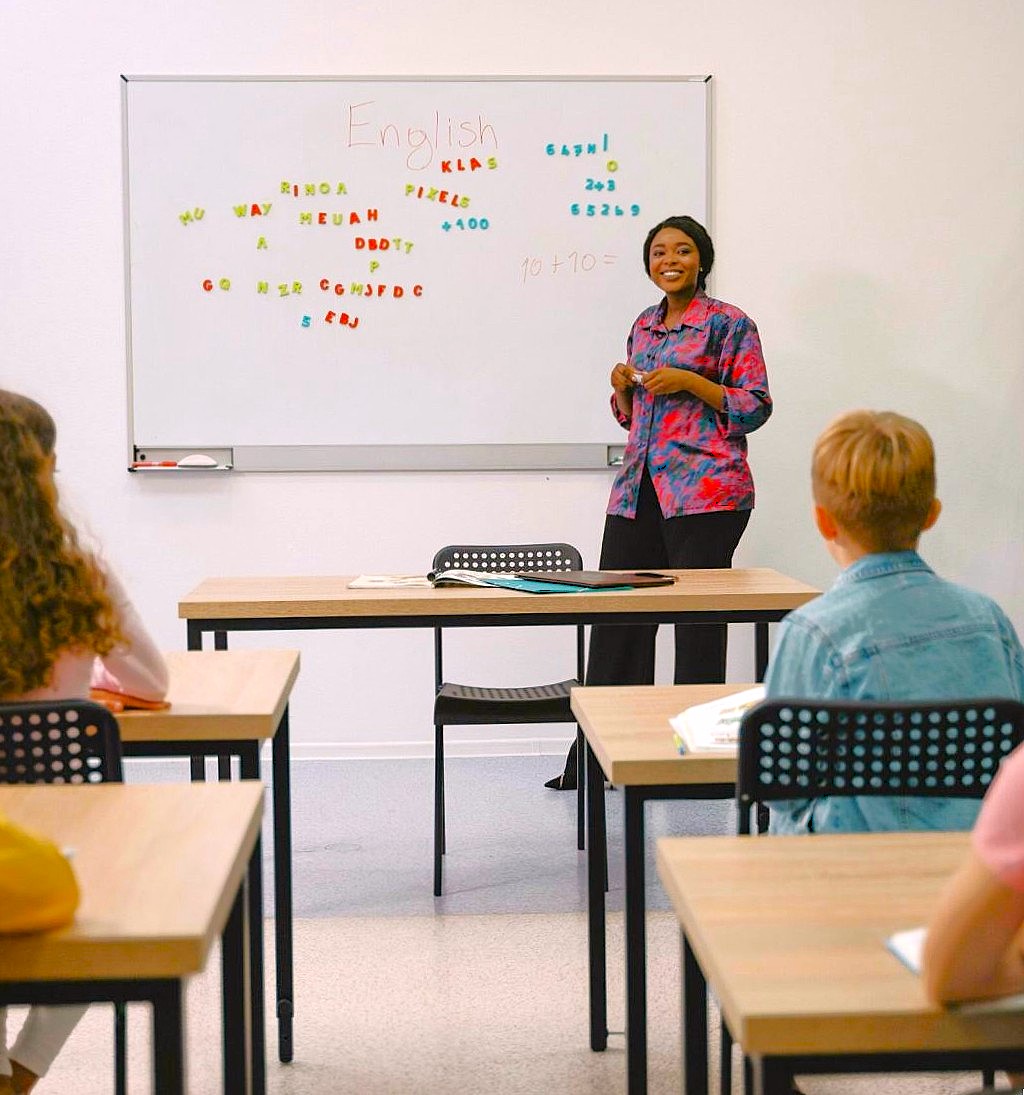 Formatrice animant un cours d’anglais professionnel en salle